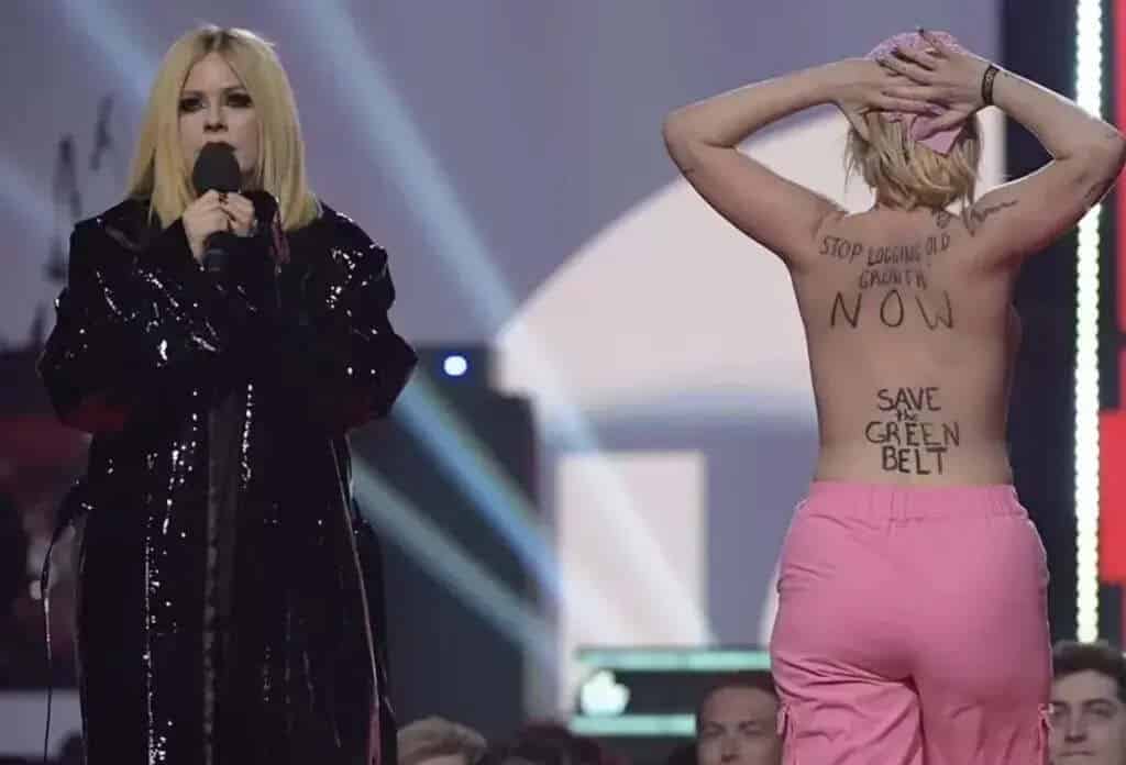 Avril Lavigne Tells Topless Protester "Get the Fuck Off" at 2023 Juno Awards Avril Lavigne Tells Topless Protester "Get the Fuck Off" at 2023 Juno Awards