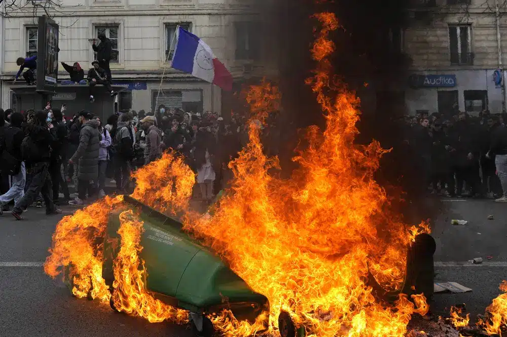 Paris Trash Strike Ends, Pension Protest Numbers Shrink paris