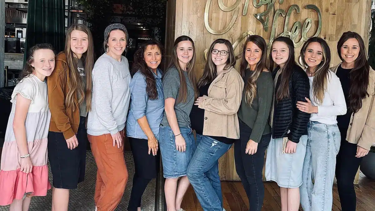 Michelle Duggar Wears Leggings In Rare Family Photo duggar