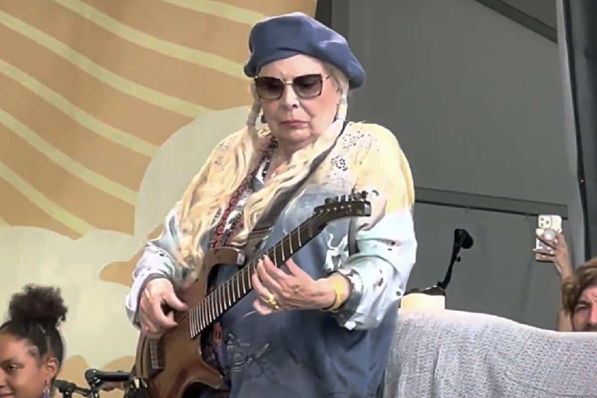 Canada's Joni Mitchell Returns to the Stage After 20 Years