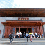 Chinese and foreign guests enter the Nishan Lecture Hall to attend the 11th Nishan Forum on World Civilizations in Qufu City, east China's Shandong Province