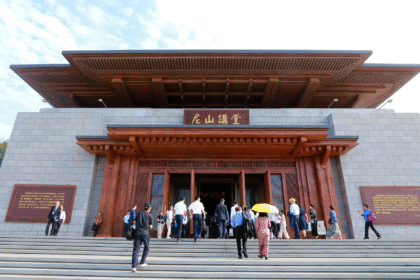 Chinese and foreign guests enter the Nishan Lecture Hall to attend the 11th Nishan Forum on World Civilizations in Qufu City, east China's Shandong Province