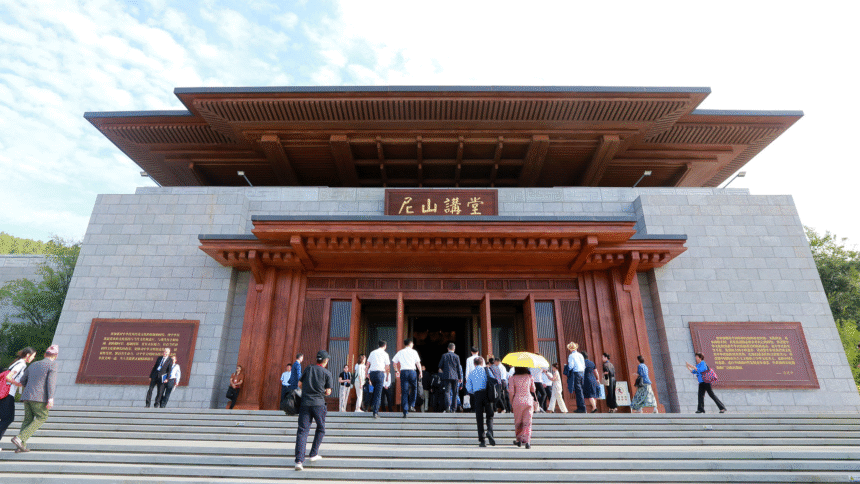 Chinese and foreign guests enter the Nishan Lecture Hall to attend the 11th Nishan Forum on World Civilizations in Qufu City, east China's Shandong Province